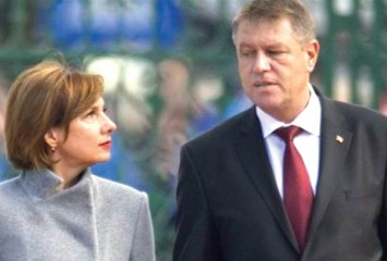 Carmen și Klaus Iohannis au participat la slujba de Înviere la Sibiu. Cum s-a îmbrăcat prima doamnă