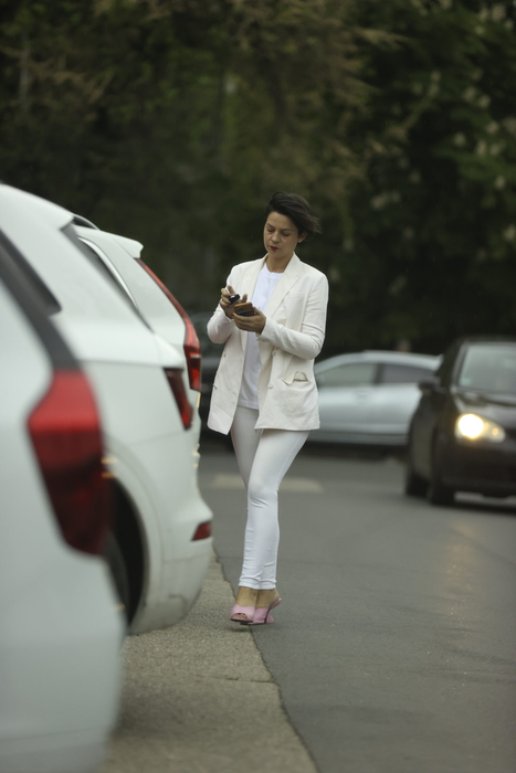 Maria Dinulescu se îndreaptă către mașina ei din parcare (Foto: CANCAN.RO)