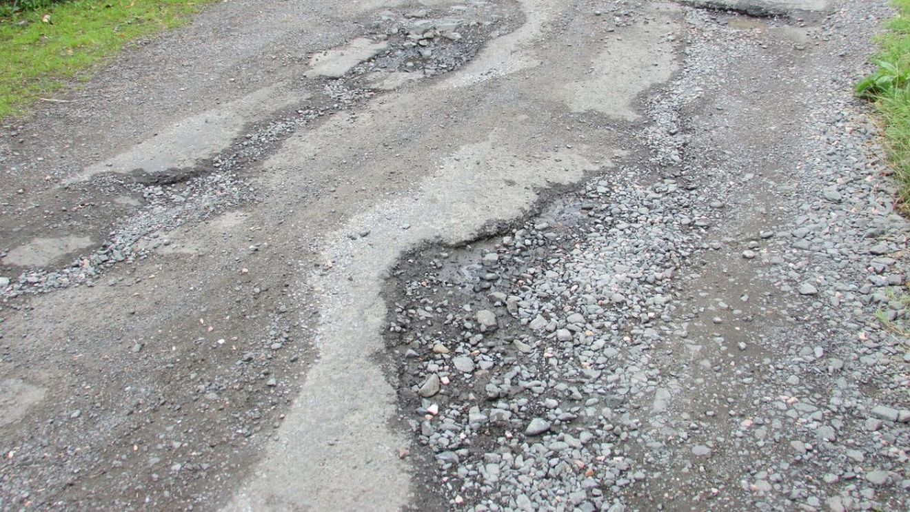 40 de ani a durat să fie asfaltată o stradă din România. Și asta cu proces!