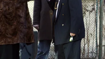 Stie ce le place femeilor! “Regele armelor”, la cumparaturi cu o roscata sexy!