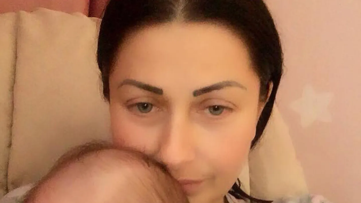 Imagine emoţionantă cu Gabriela Cristea, în braţe cu fetiţa ei! S-a întâmplat imediat după ce a hrănit-o pe micuţa Victoria!