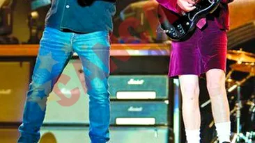 Rockerii de la AC/DC au dat spaga ca sa iasa din tara