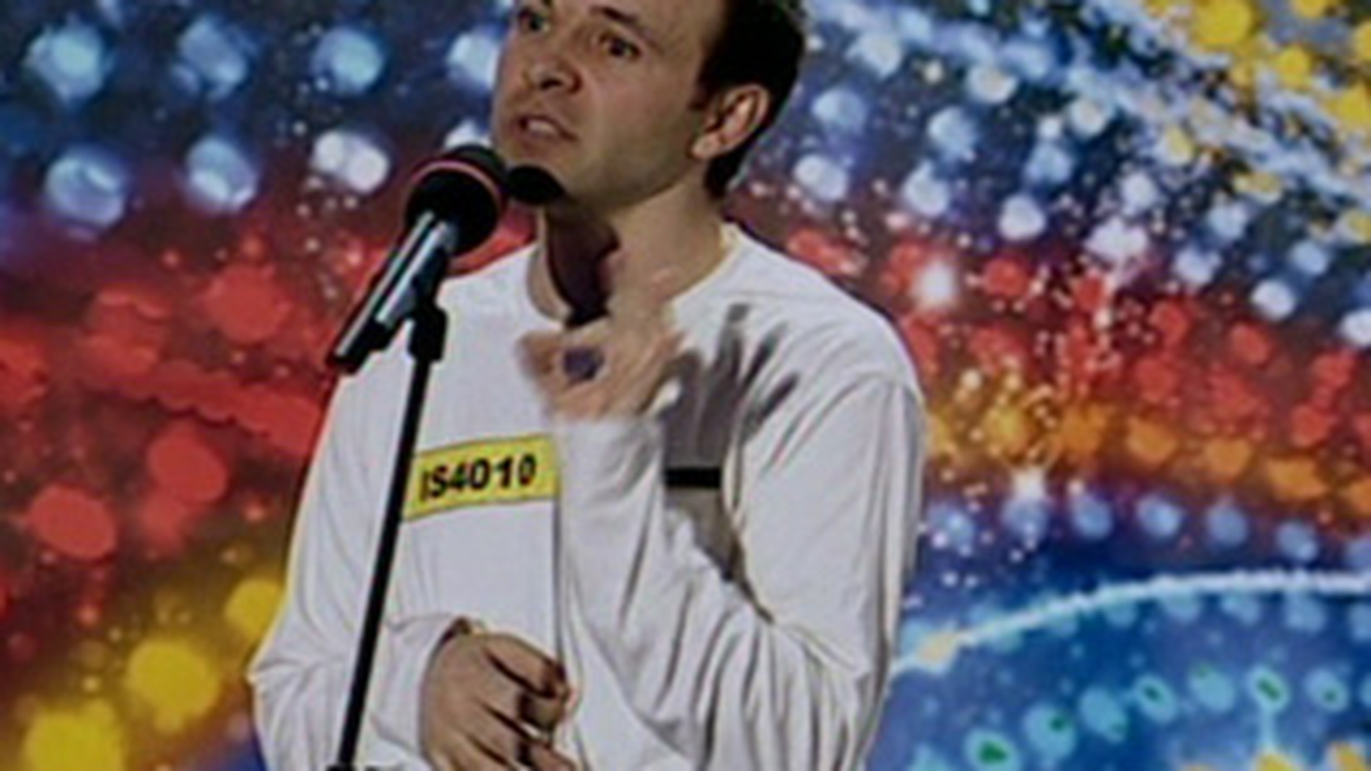Barbatul asta a incercat sa treaca mai departe la "Romanii au talent" cu o melodie intr-o limba inventata de el!