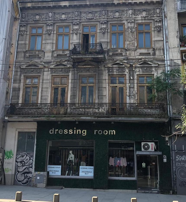 Așa arăta clădirea dărăpănată, din centrul Capitalei, pe care Francu a restaurat-o