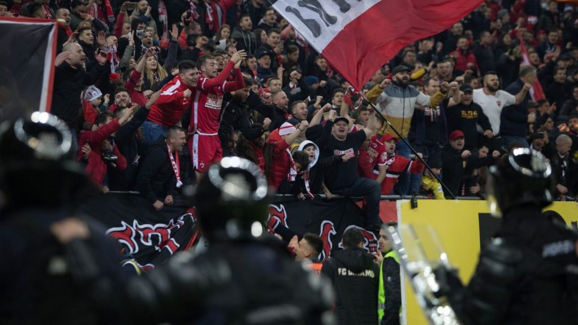 Dinamo - Chindia se va juca cu „casa închisă” » „Câinii” rămân unici în România!
