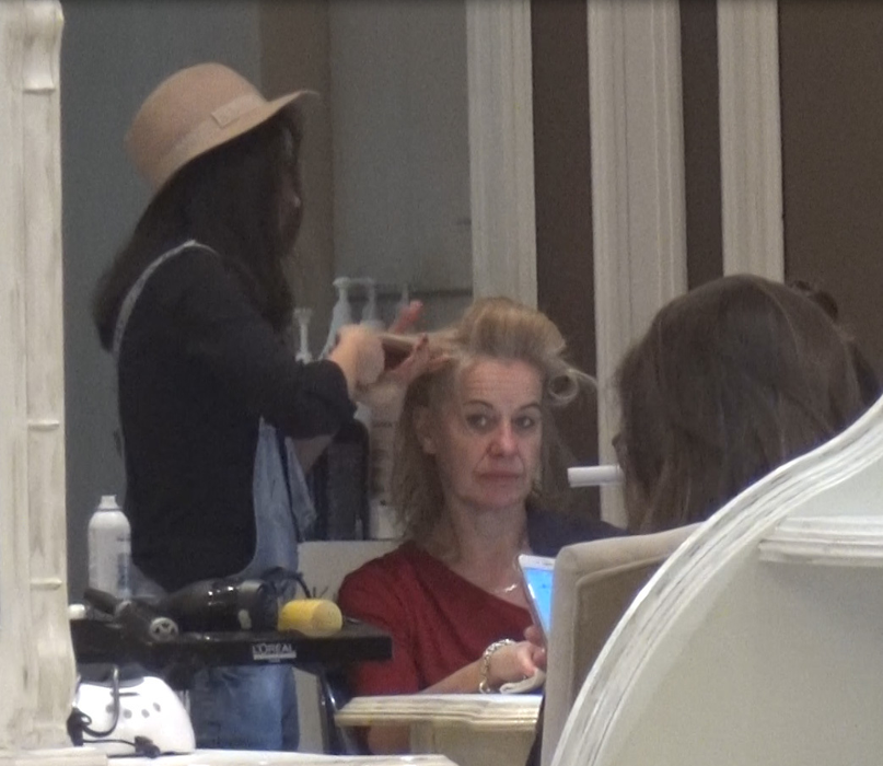 Stella Ronner Grubacic la coafor, în timpul amiezii, când, teoretic, ar fi trebuit să fie la serviciu