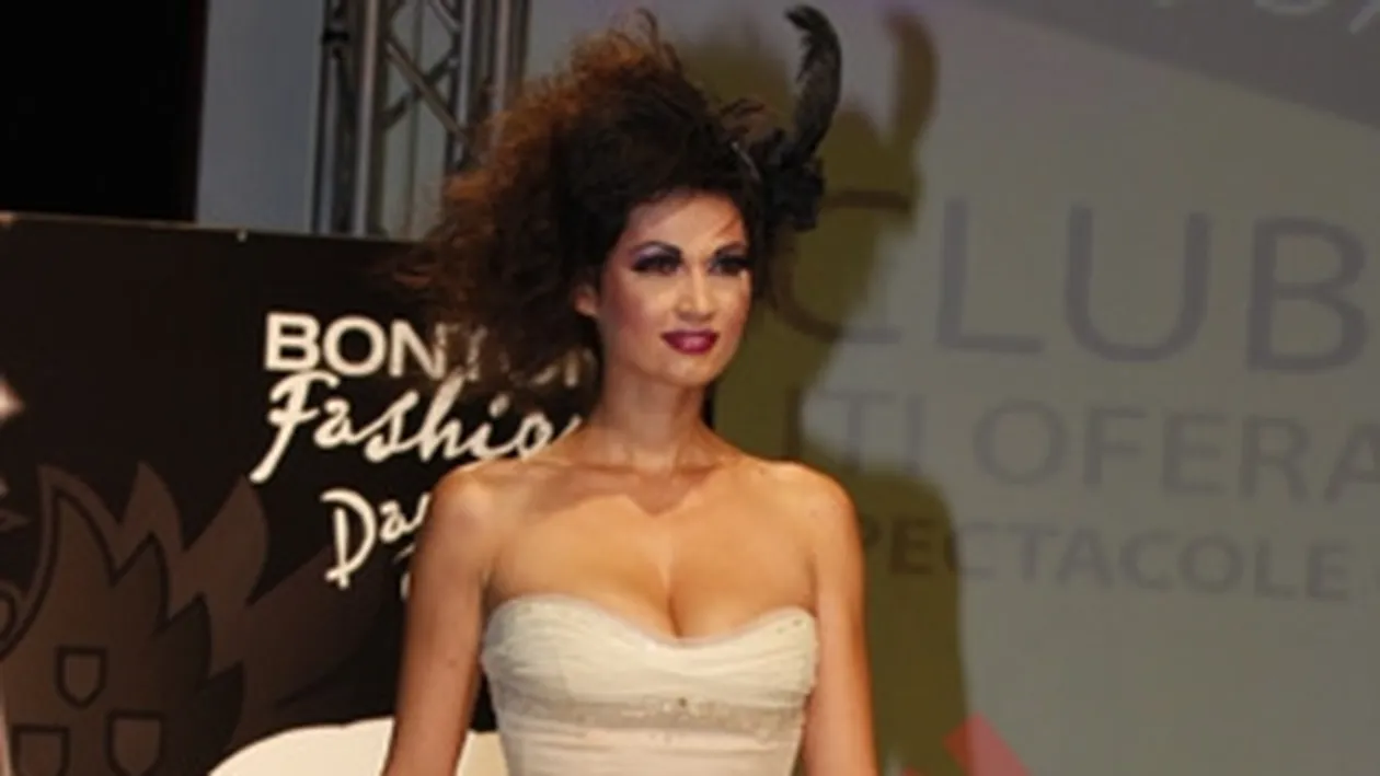 VIDEO Andreea Mantea si surorile Luciu, mirese spectaculoase la un targ de nunti