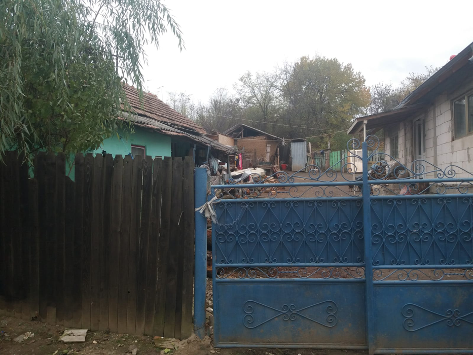 Casa unde străbunica îi crește pe cei trei copii