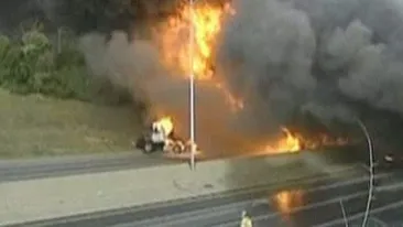 Cisterna cu 30 de tone de propan arde in continuare! Pompierii au fost retrasi de teama unei explozii!