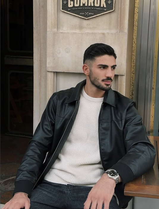 El este vânzătorul de porumb care frânge inimi! Milioane de tinere de pe tot globul tânjesc după el și fac coadă în fața tarabei