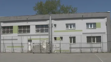 O fetiţă de cinci ani a căzut în gol de la fereastra grădiniţei! Era blocată în baie