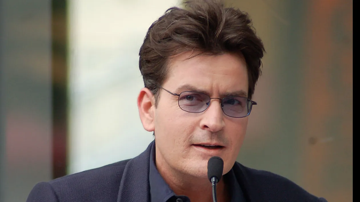 Detalii noi despre atacul asupra lui Charlie Sheen, din propria casă. Vecina ar fi sărit la el cu o armă mortală
