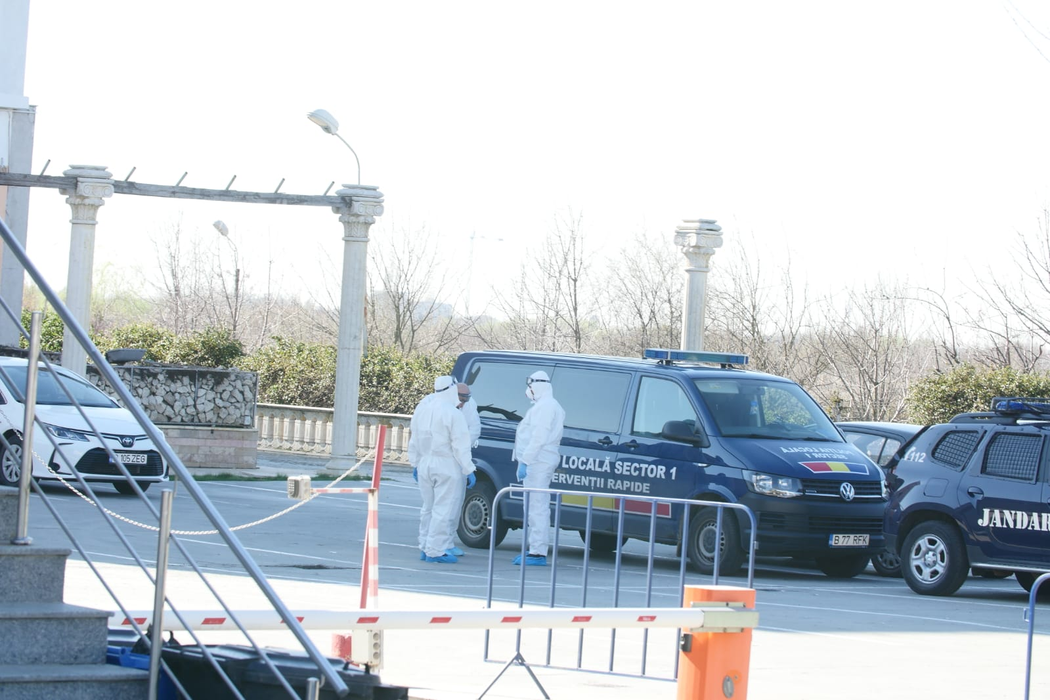 Poliția din București escortează autocarele cu români veniți din zonele cu risc de coronavirus. Oamenii vor intra în carantină