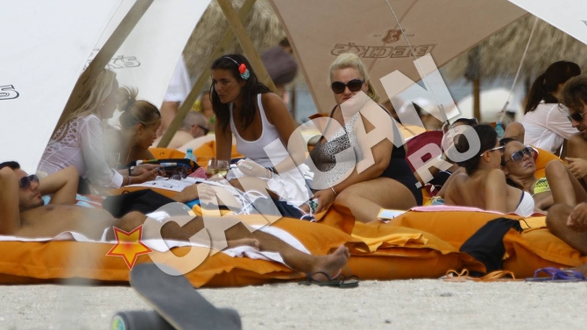 Imagini de senzatie cu fostul edil si o afacerista putred de bogata!  Viorel Lis si "regina vinurilor" se lafaie pe plajele exclusiviste din Mamaia