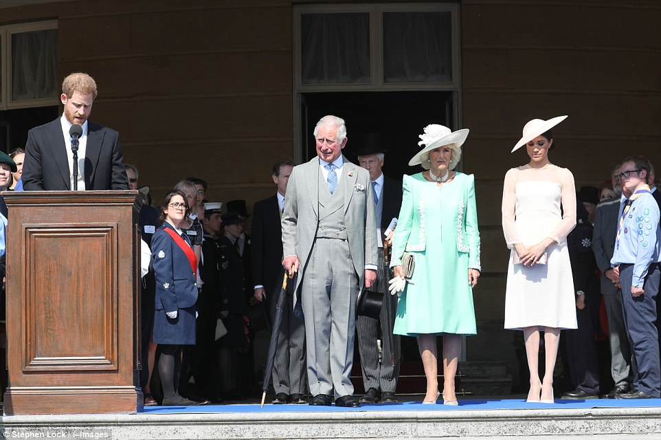 Pe Meghan a pufnit-o râsul la aniversarea Prințului Charles! Motivul este legat de soțul ei, Harry! Ce a pățit acesta în timpul discursului FOTO
