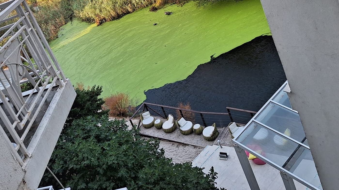 Lucian a rezervat o cazare cu vedere la mare într-un hotel 4* din Bulgaria. Ce cameră a primit, de fapt, și la ce era vederea
