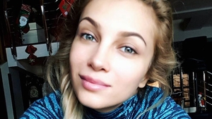 Lora pozează din Maldive, într-o ţinută de infarct! Işi arată posteriorul în bikini minusculi!