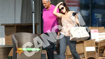 A venit de la Paris in buruienile de la Cobia. Uite-l pe maestrul Gheorghe Zamfir cum, din bucata lui de paine, hraneste un om si-un caine!