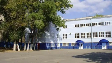 La Şcoala 141 din Rahova a picat tavanul de la ultimul etaj!