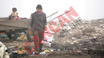 Cauta fier vechi prin gunoi