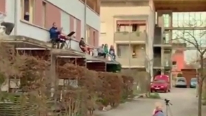 Durerea nu are naționalitate. Nemții cântă ”Bella Ciao” în balcoane, în semn de solidaritate cu italienii afectați dramatic de noul coronavirus | Video emoționant