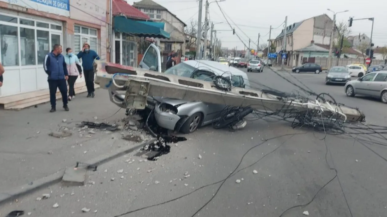 Aflat în stare de ebrietate, un șofer a intrat cu maşina în stâlpul de curent. VIDEO