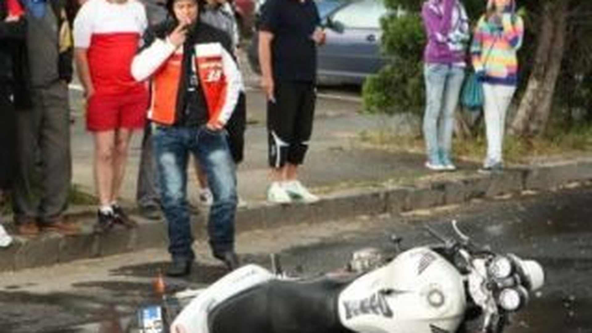 Accident grav in Brasov: trei motociclisti s-au lovit violent de un taxi care le-a taiat calea