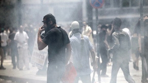 Grecii au redus preturile cu 40% in magazine, pentru ca oamenii sa nu mai protesteze