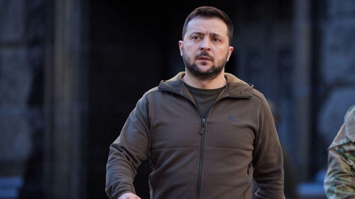 Câţi bani a luat Zelenski pe celebra jachetă kaki pe care a purtat-o de la începutul războiului şi pe care acum a vândut-o acum la licitaţie
