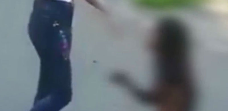 Fata se pregăteşte să pupe mâna agresoarei