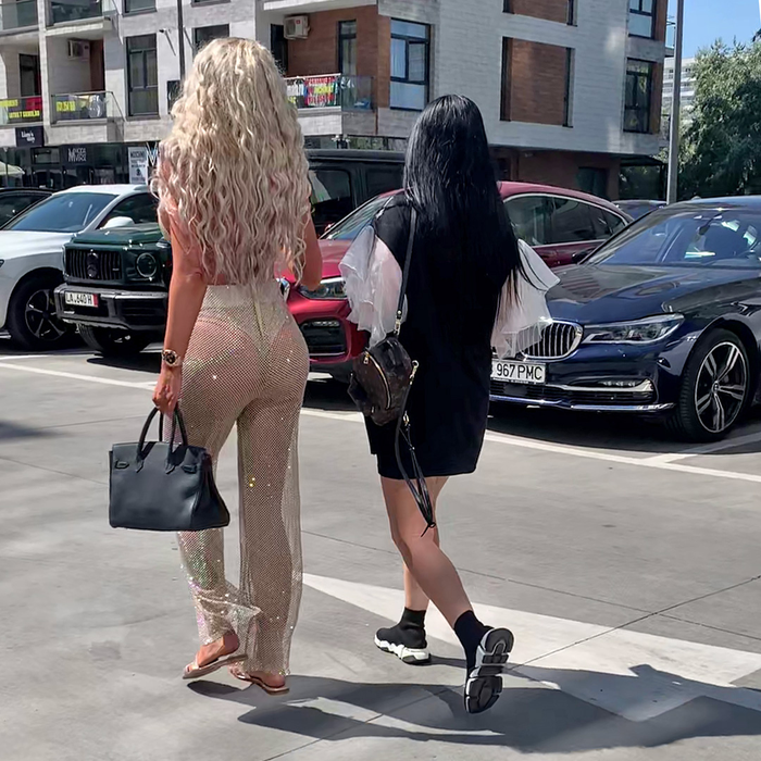 Bianca Drăgușanu, alături de prietena ei, la plimbare (Foto: CANCAN.RO)