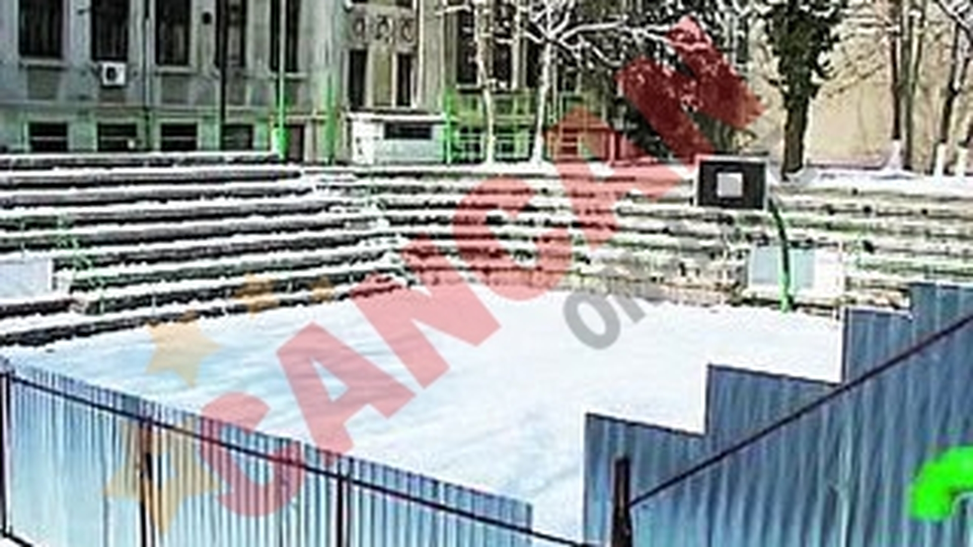 Au ridicat gardul in mijlocul terenului de sport