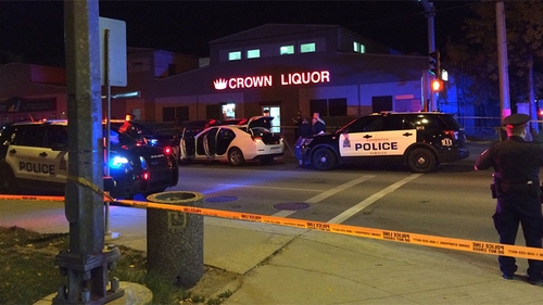 Atac terorist în Canada! A înjunghiat un poliţist, apoi a intrat cu camionul în mulţime!