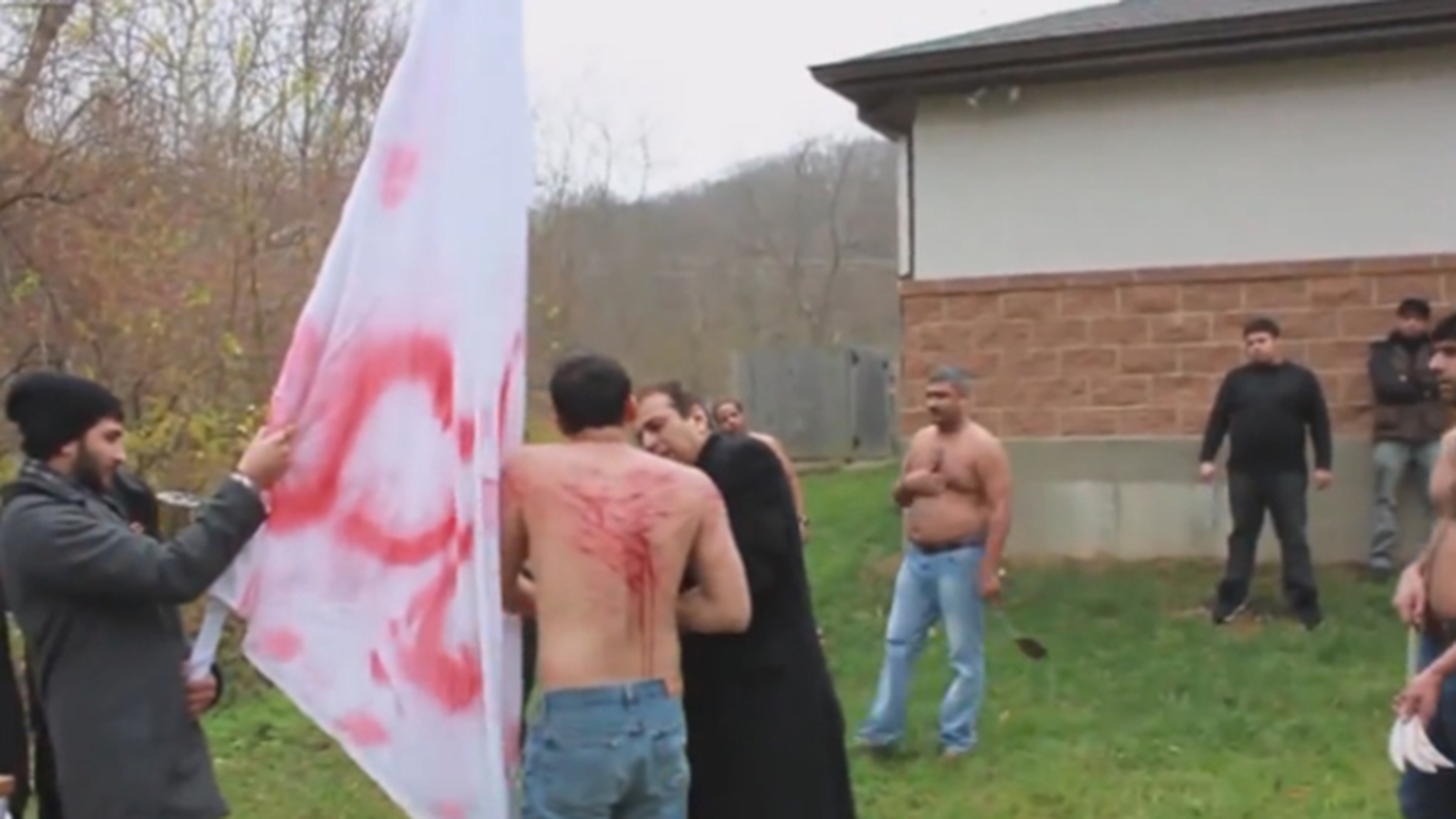 Ritual socant al musulmanilor! Un grup de barbati filmati dezbracati in timp ce...