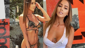 Ochii mari și părul șuvițat fac din Cristina visul oricărui bărbat. ”Blondina” nu se sfiește să pozeze în ipostaze foarte sexy