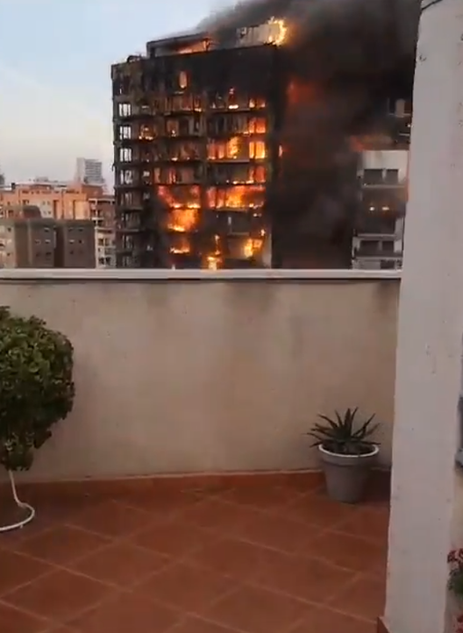 Incendiu violent la un bloc din Valencia
