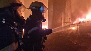 Incendiu de proporții la o fabrică de polistiren din Dâmboviţa. Autoritățile au emis mesaj Ro-Alert