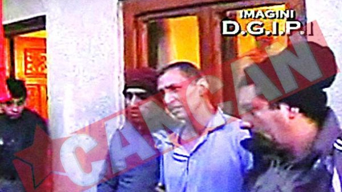 Hotii care luau bancomatele pe sus au fost prinsi