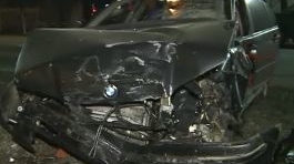 Cinci maşini distruse de un poliţist din Arad! Bărbatul s-a urcat băut la volan
