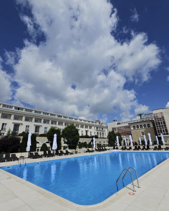 Experiența neplăcută a unui turist cazat la Iaki, hotelul lui Gică Hagi din Mamaia: „Mobilă veche, covoare vechi și murdare, miros urât”