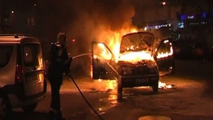 Alertă în Capitală, după ce un bărbat a incendiat o mașină. Oamenii legii susțin că a produs și alte pagube