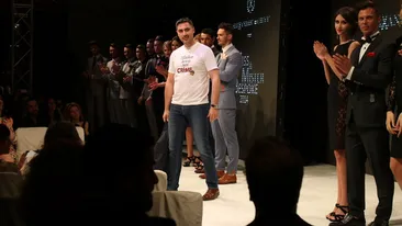 Alexandru Ciucu intr-un moment in care putini au sansa sa-l vada. A renuntat la sacoul cambrat in favoarea unui...