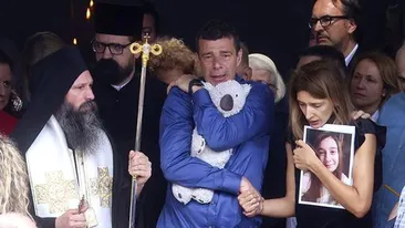 Imaginile durerii! Antrenorul de la SCM Zalău strânge în braţe un ursuleţ de pluş la înmormântarea fiicei sale