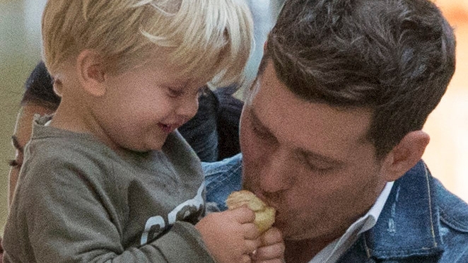 Ce şanse are fiul lui Michael Buble să învingă cancerul la ficat, la numai 3 ani!