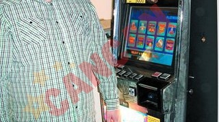Acastigat 400.000 de euro la "pacanele"