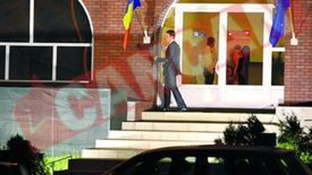 Mircea Badea boxeaza cu steagurile din fata televiziunii