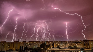 Meteorologii au avertizat că vin ploile torențiale, însoțite de grindină și vijelii