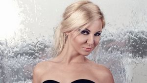 Nebunie curata! O solista din Romania, pozata in timp ce i se face INJECTIE! Si-a dat pantalonii jos si...