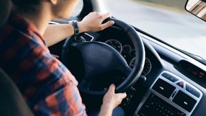Un tânăr de 20 de ani din Craiova, prins pentru a treia oară fără permis de conducere. Riscă să își petreacă sărbătorile în spatele gratiilor