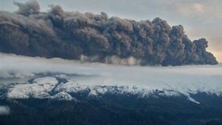 Norul de cenusa vulcanica ar putea ajunge luni deasupra Romaniei, la mai putin de 6.000 de metri altitudine